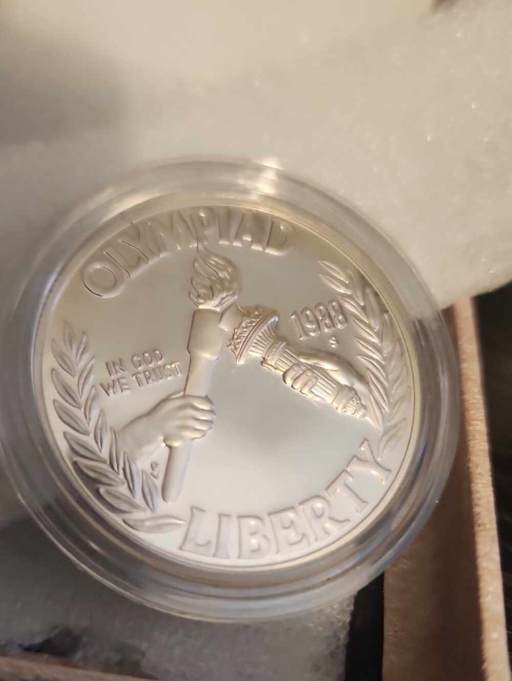 1988 Silver Olympic Commemorative Coin with Olympic Rings - Picture 6 of 8